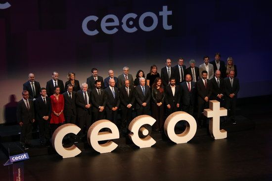 La foto de família dels premiats, Martí al costat dels presidents Torra i el president Torrent FOTO: ACN 