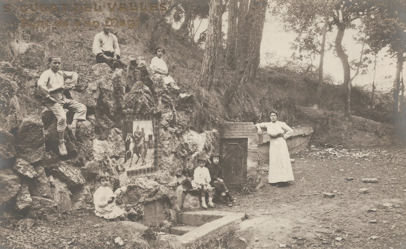 Una família a l’entorn de la font de Sant Martí. FOTO: Postals i fotografies antigues de Sant Cugat del Vallès