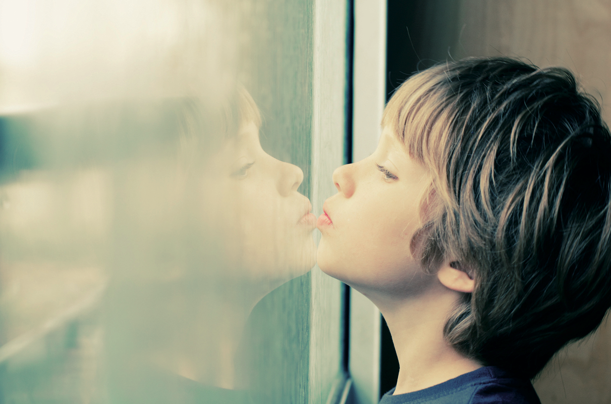 El mutisme és un trastorn que afecta la parla dels nens. Com més petits siguin quan se’ls detecti, més probabilitats hi ha de tractar-los amb èxit.  Símptomes d’aquest trastorn són la timidesa excessiva, l’aïllament social, el retraïment, el rebuig escola