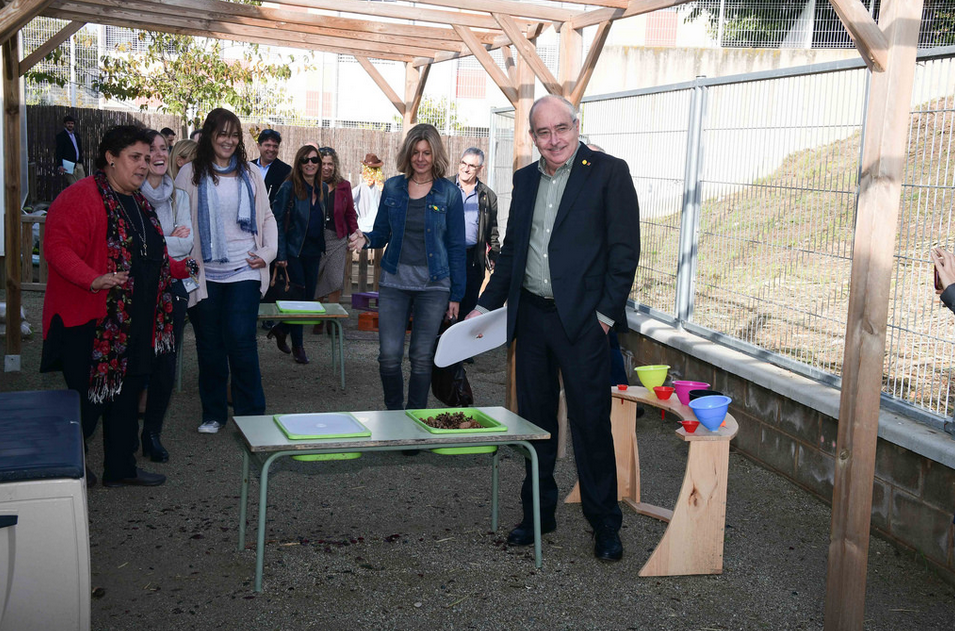 El conseller d'Ensenyament, Josep Bargalló, durant la visita a l'escola La Mirada de Sant Cugat FOTO: Localpres