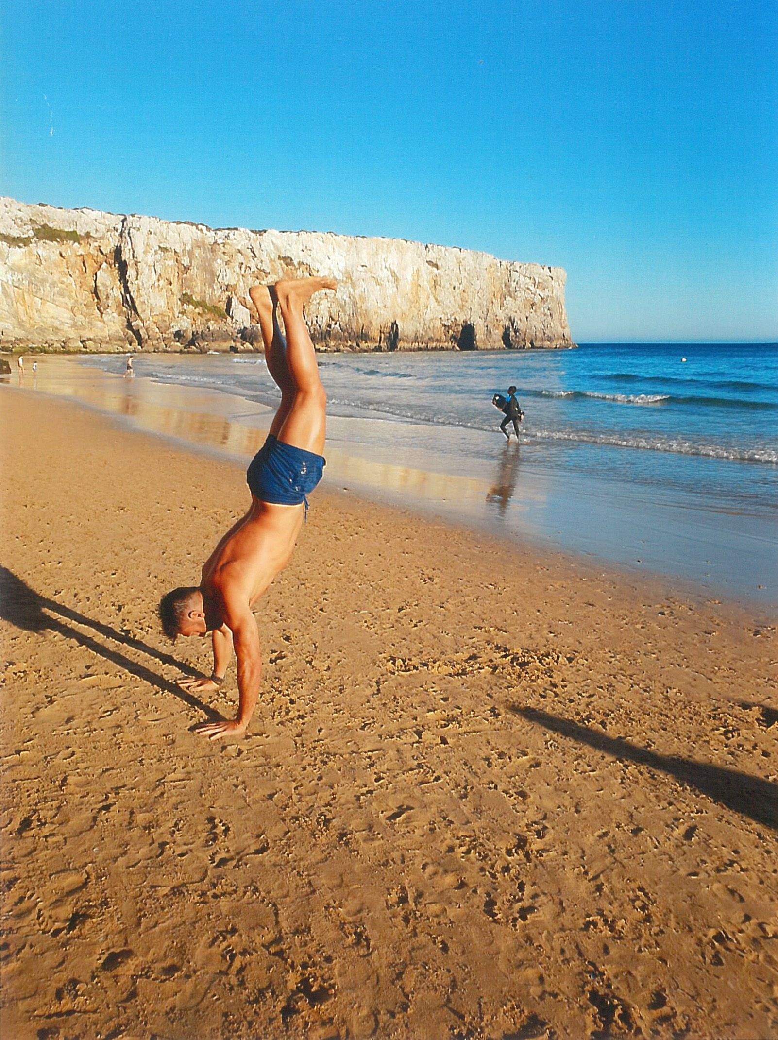 Joan Mellado Gallardo  "Hciendo el pino en la playa"