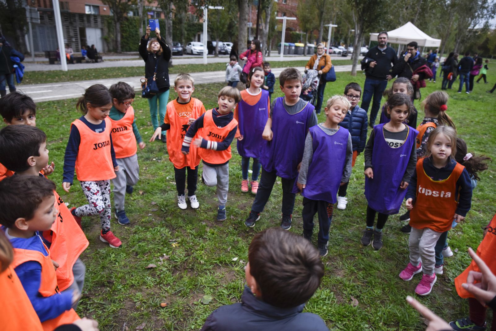 Grup prebenjamí aprenent escalfaments en el Prepara't per al Cros Ciutat de Sant Cugat. FOTO: Bernat Millet