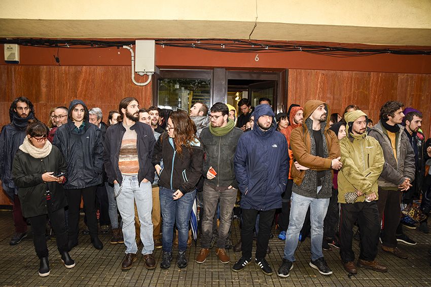 Concentració a les portes de l'habitatge de l'Abde, que anava a ser desnonat FOTO: Bernat Millet