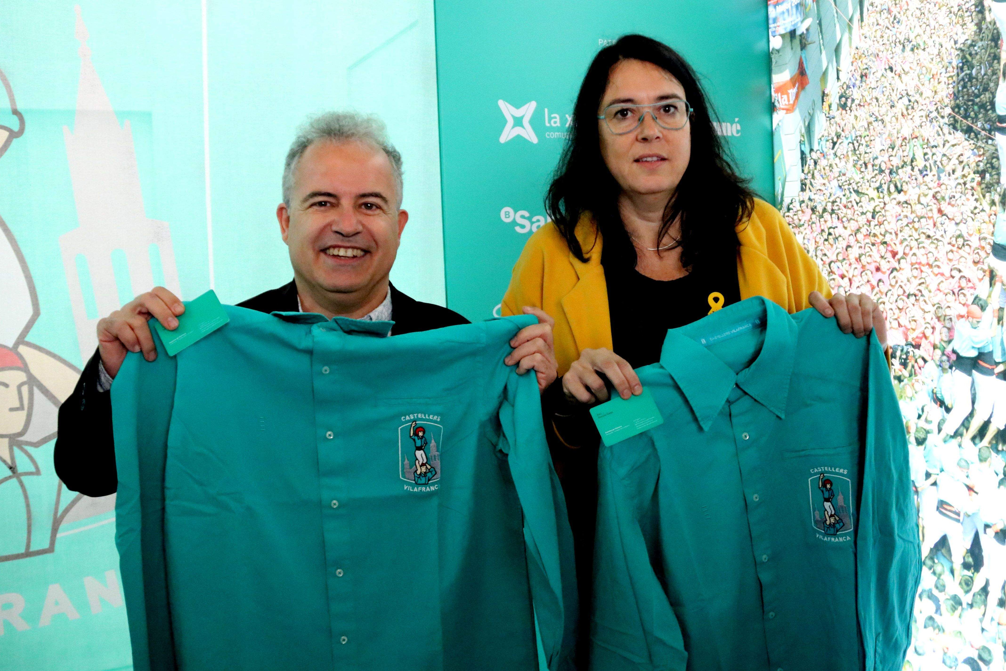 Diana Riba, parella de Romeva, amb la samarreta que li han lliurat els Castellers de Vilafranca FOTO: ACN