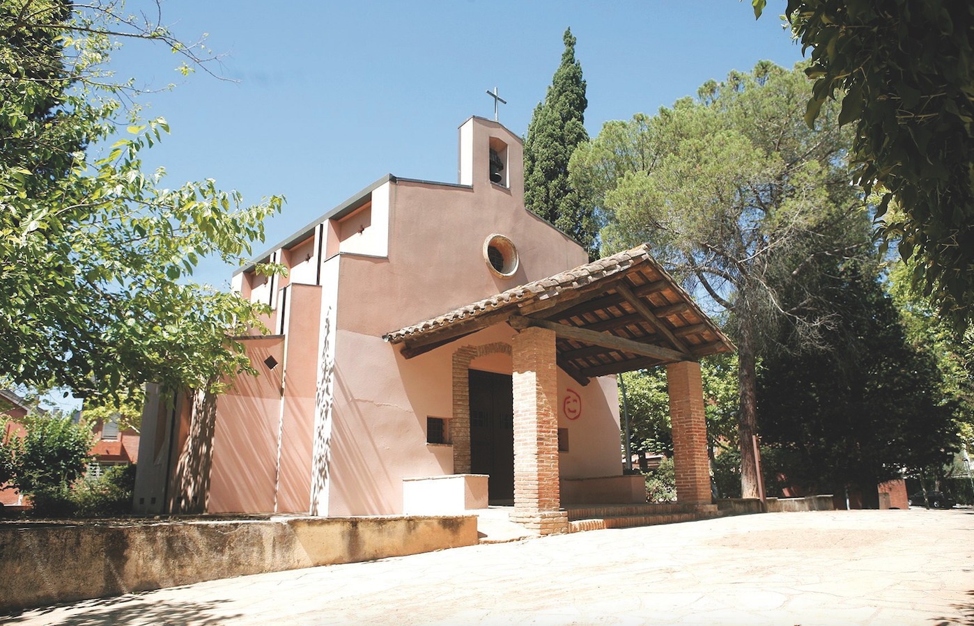 La façana de l’ermita del Sant Crist de Llaceres. FOTO: Artur Ribera