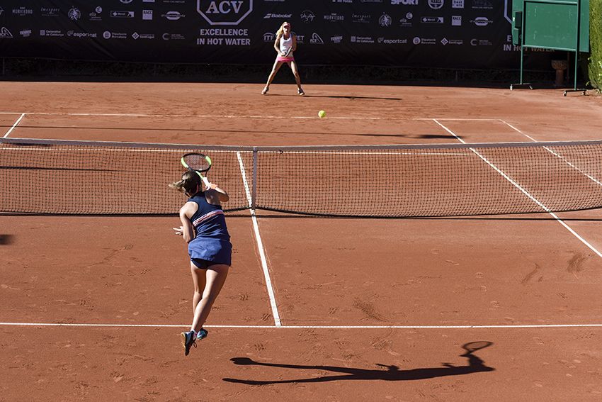 Partit de tenis al Club tennis natació Sant Cugat. Foto: Bernat Millet.