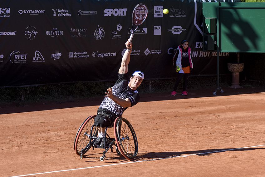 Partit d'exibició entre Alex Corretja i Gustavo Fernández al Club tennis natació Sant Cugat. Foto: Bernat Millet.