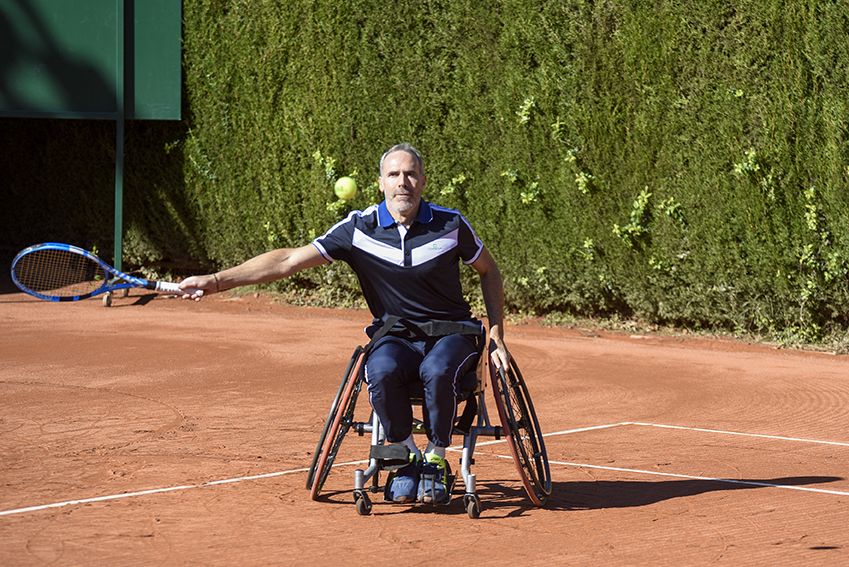 Partit d'exibició entre Alex Corretja i Gustavo Fernández al Club tennis natació Sant Cugat. Foto: Bernat Millet.