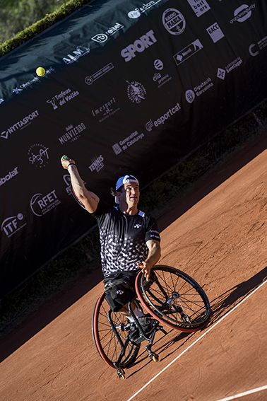 Partit d'exibició entre Alex Corretja i Gustavo Fernández al Club tennis natació Sant Cugat. Foto: Bernat Millet.