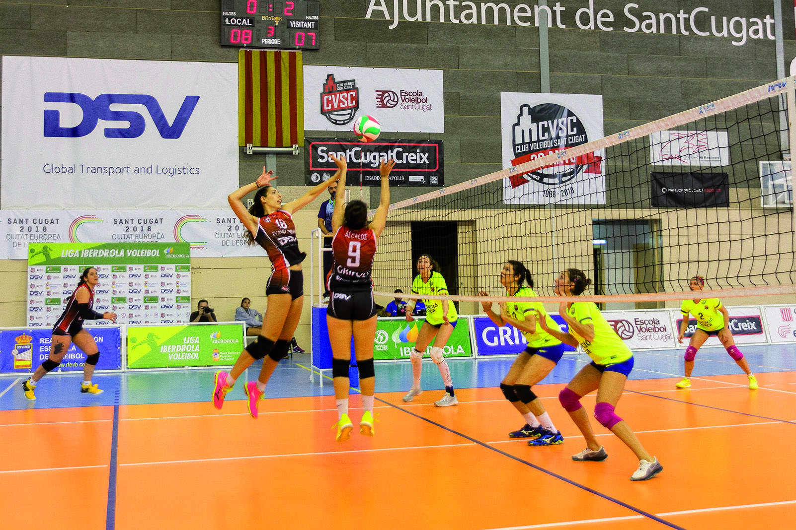 El primer equip del DSV Club Voleibol Snat Cugat en un derbi de Superlliga amb el CVB Barça. Foto Arxiu Tot Sant Cugat.