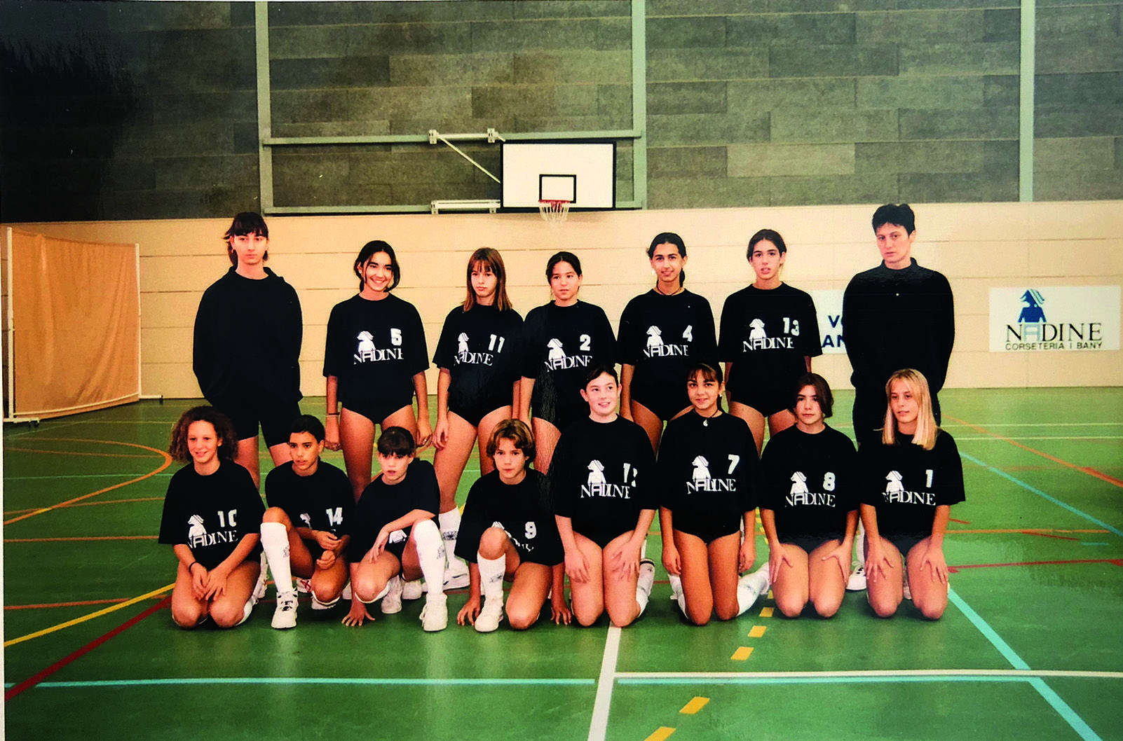 Un equip de base el Club Voleibol Sant Cugat. Foto Arxiu Club Volei Sant Cugat.