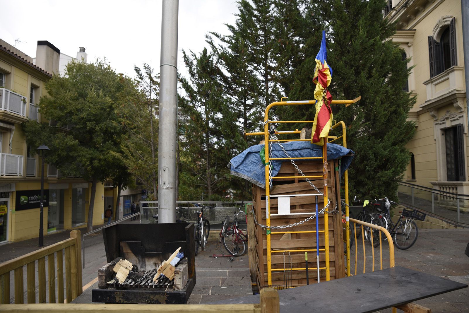 L'estelada cremada torna a ser a la parada. FOTO: Bernat Millet