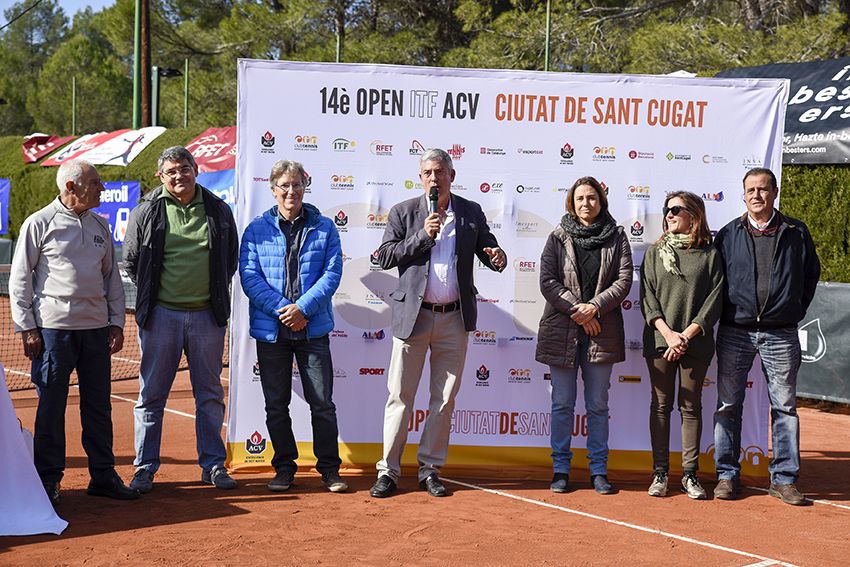 Toni Lloret, amb el micròfon, en l'entrega de premis del 14è Open ITF ACV Ciutat de Sant Cugat de tenis femení. FOTO: Bernat Millet