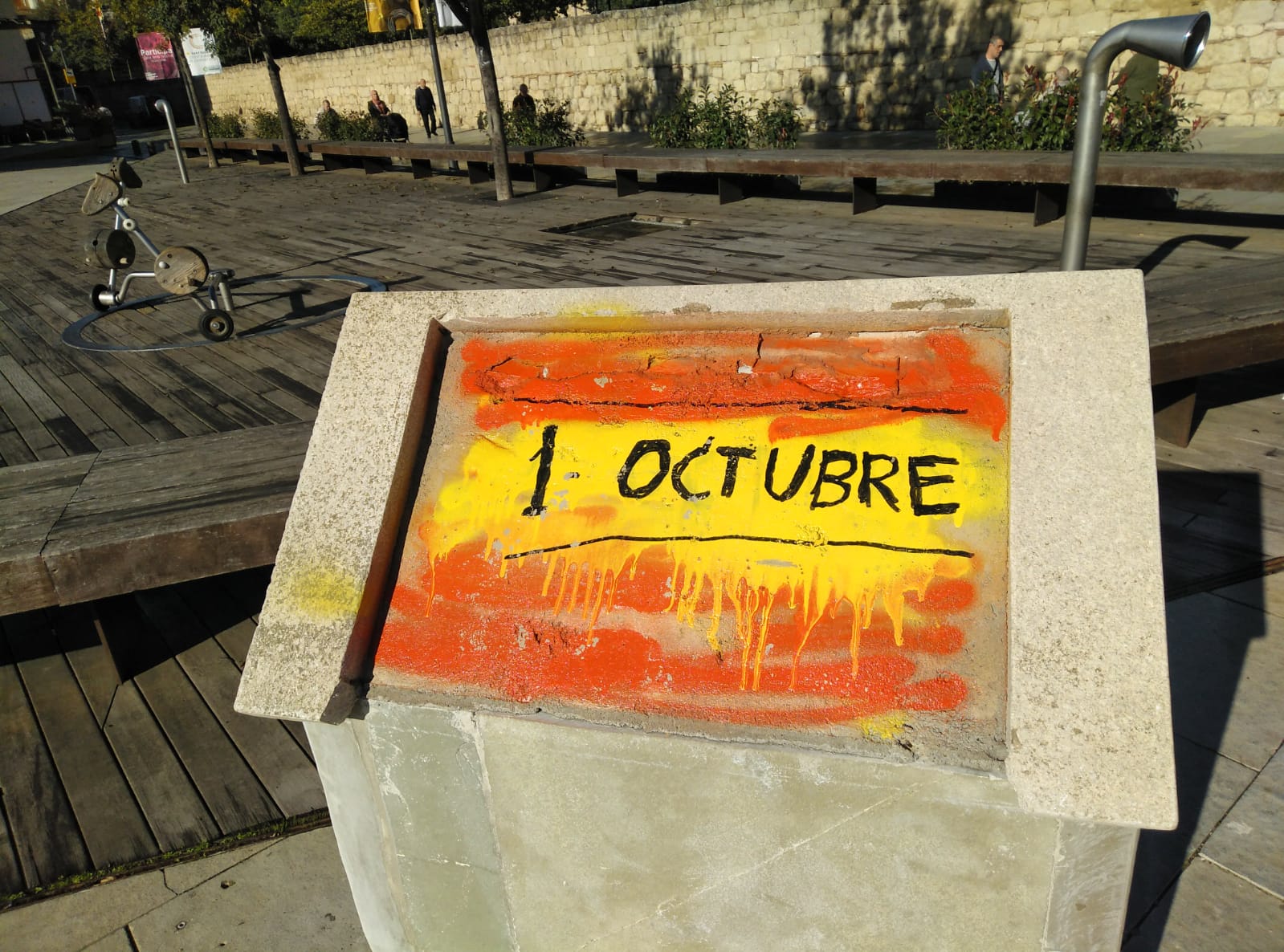 La placa de la plaça de l'U d'Octubre pateix un nou atac. FOTO: TOT Sant Cugat