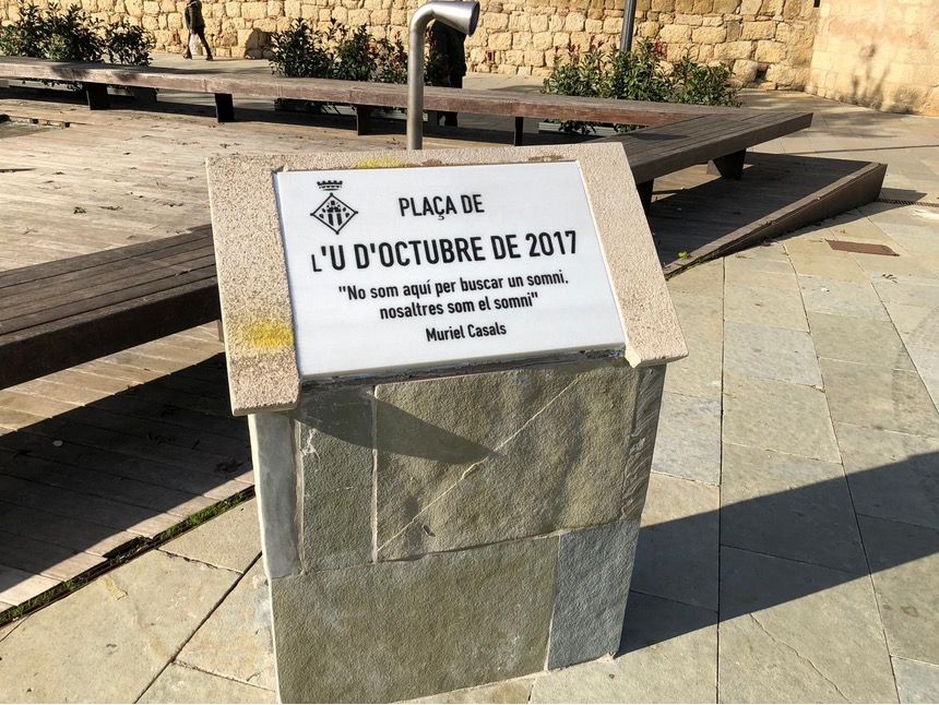 La placa torna a lluïr a la plaça de l'U d'Octubre. FOTO: Cedida