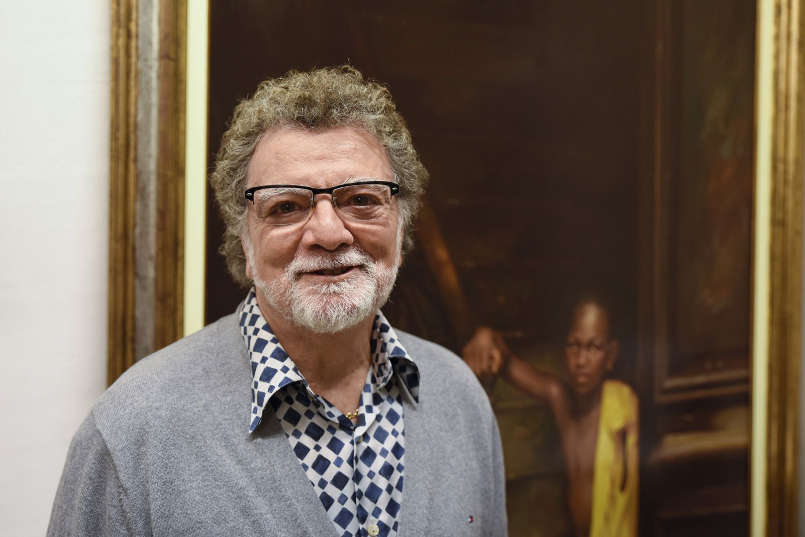 Lluís Ribas al costat d'una de les obres de l'exposició. FOTO: Bernat Millet