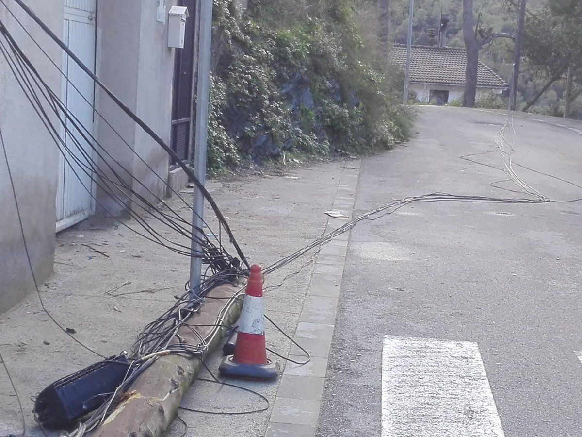 Així està el cablejat elèctric a terra a les Planes al carrer de la Font FOTO: Eva Puigjaner