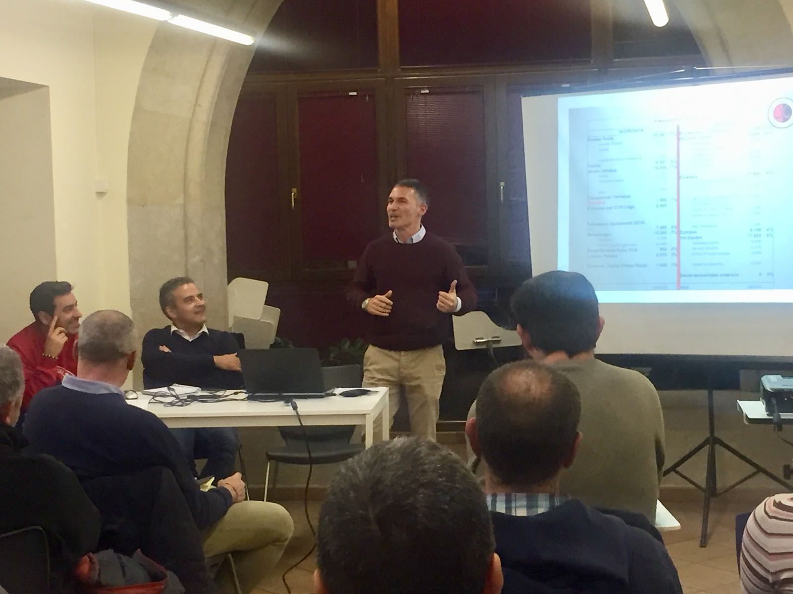 Keko Marzá, president sortint de l'entitat santcugatenca, parlant en la darrera Assemblea Ordinària. FOTO: PHC Sant Cuat