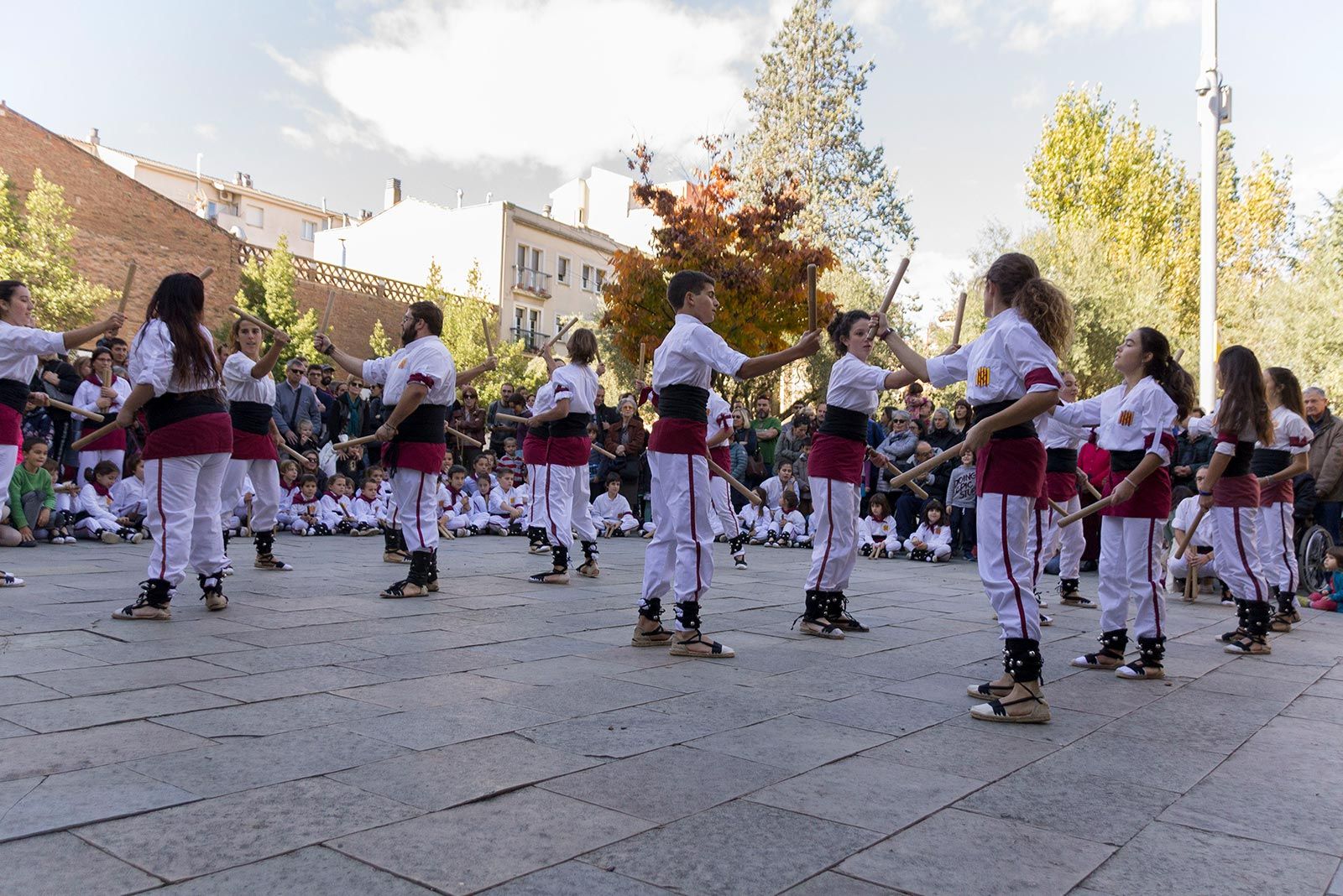 Actuació dels Bastoners de Sant Cugat. FOTO: Paula Galván