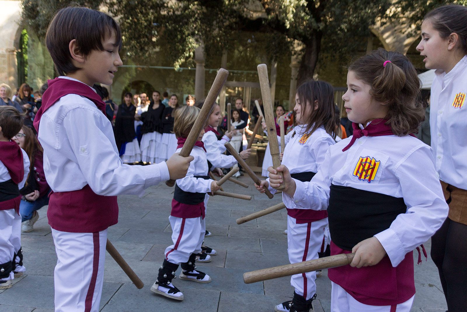 Actuació dels Bastoners de Sant Cugat. FOTO: Paula Galván