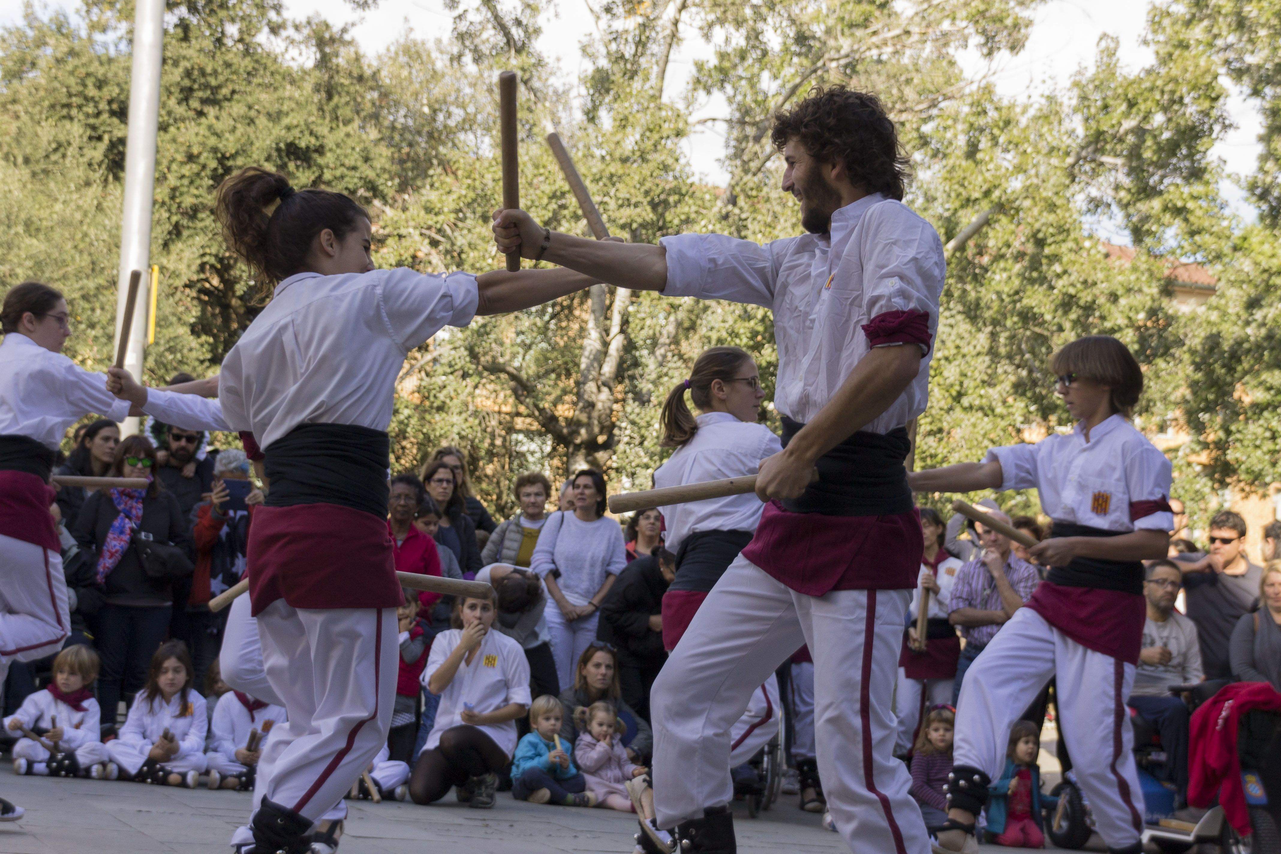 Actuació dels Bastoners de Sant Cugat durant la Festa de Tardor. FOTO: Paula Galván