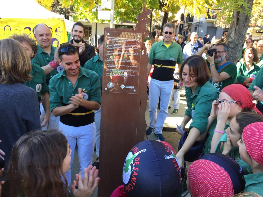 Moment de la descoberta de la placa a la plaça d'Octavià. FOTO: C.Caballé