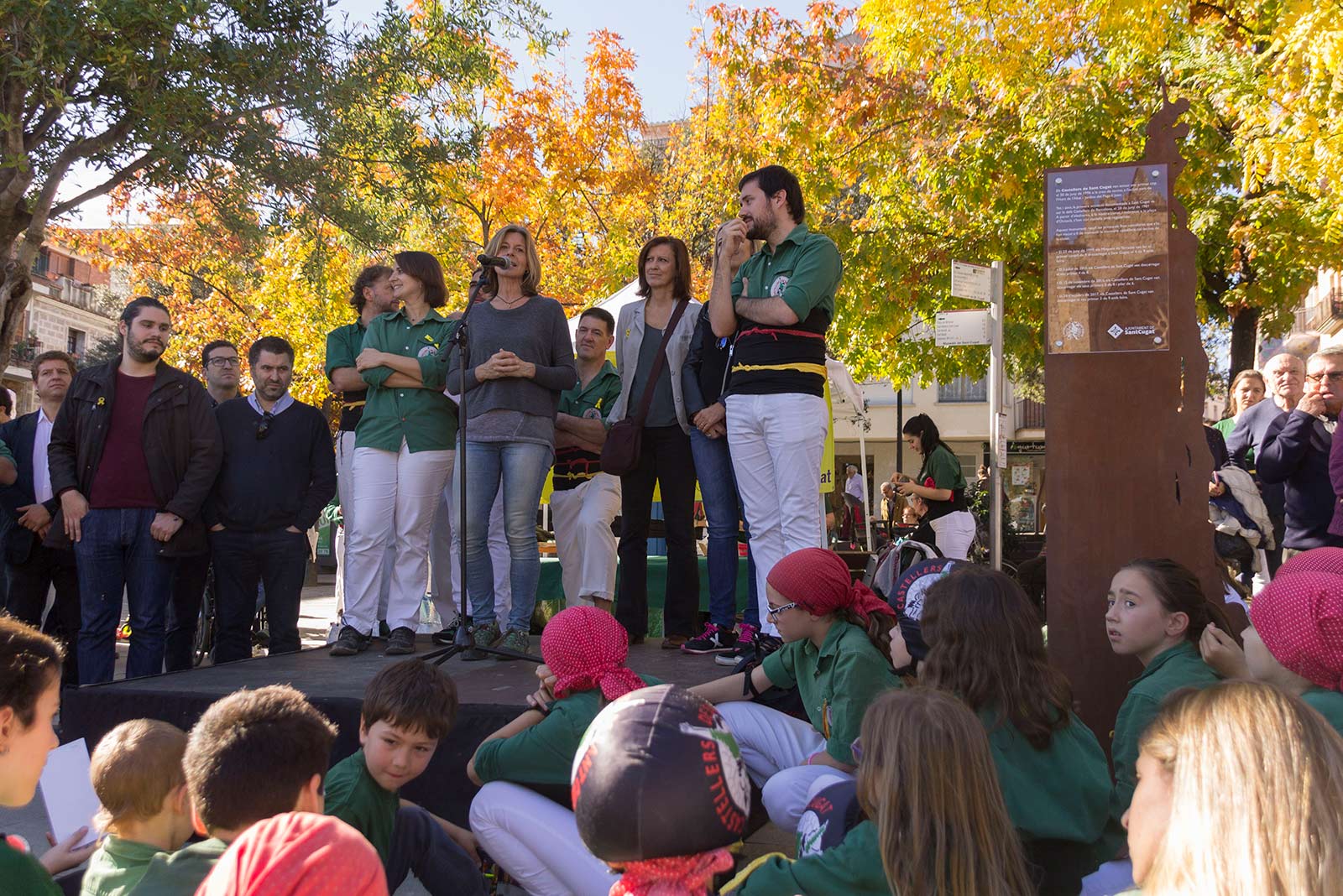 Inauguració de la placa en honor als Castellers de Sant Cugat. FOTO: Paula Galván