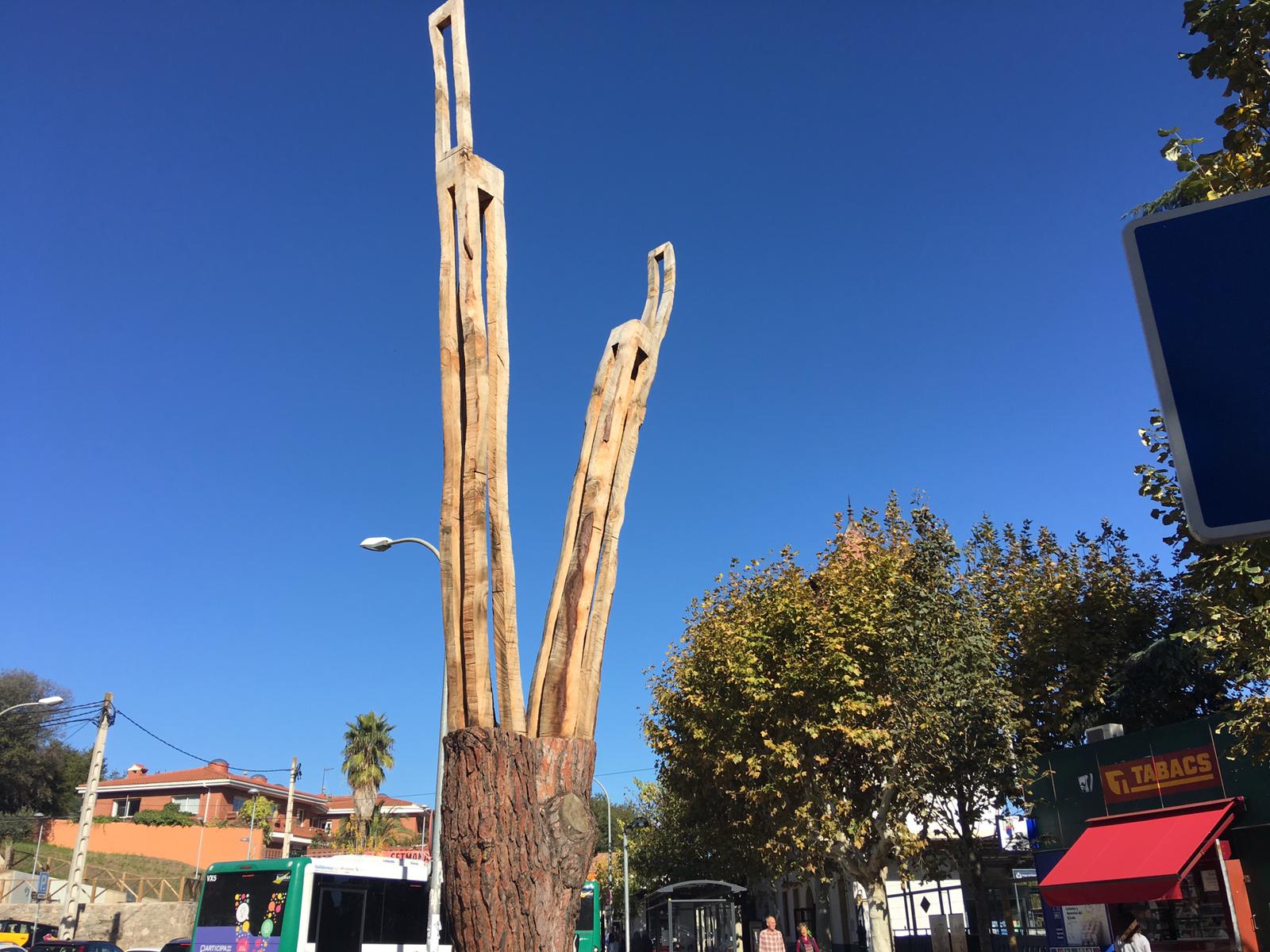 L'escultura que homenatja el pi de la plaça de l'Estació de Valldoreix. FOTO: J.Amorós