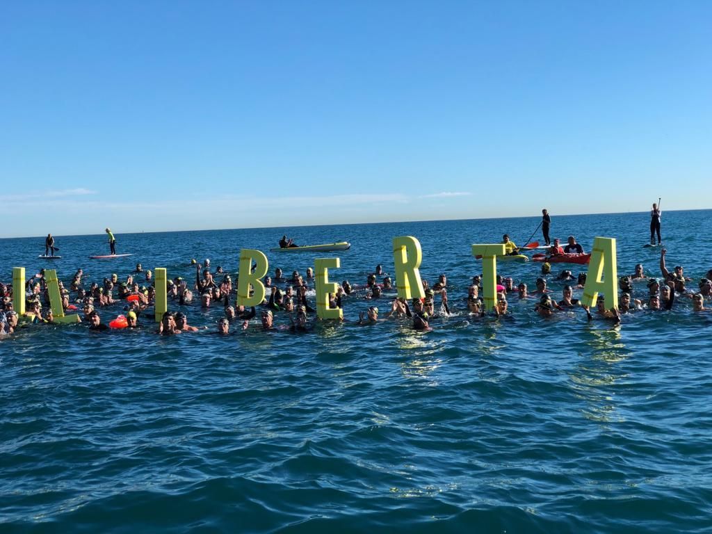 Els nedadors han desplegat les lletres de 'Llibertat' des de l'aigua FOTO: ANC Badalona