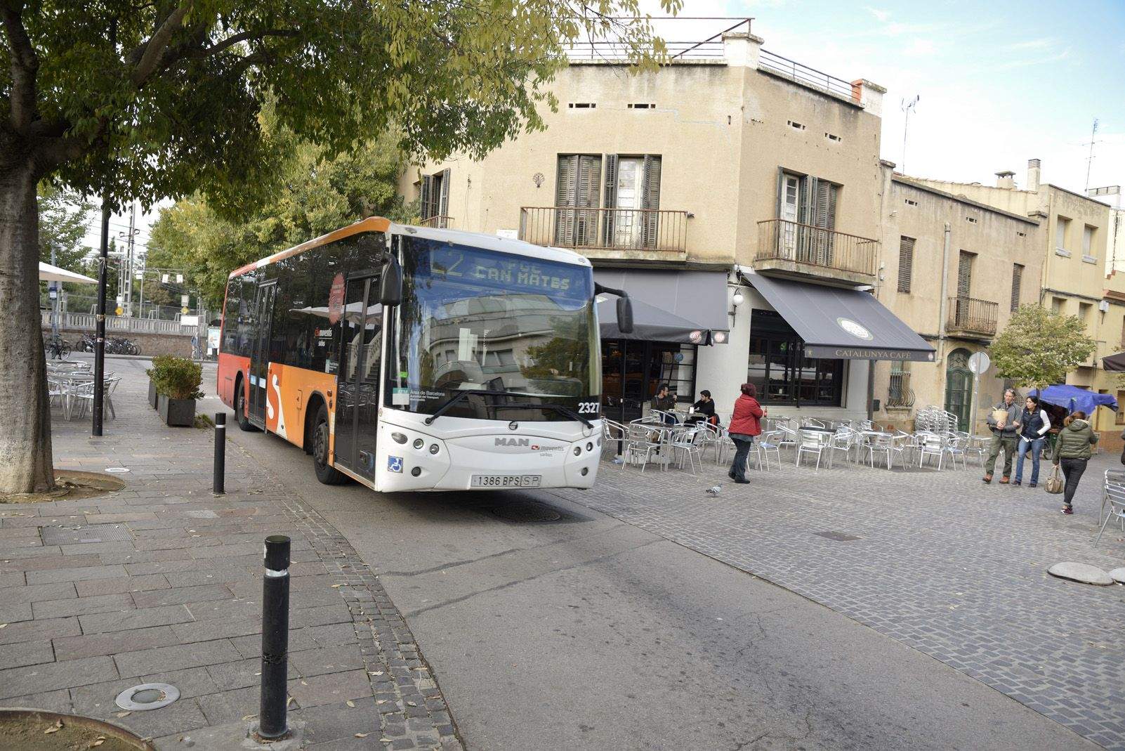 Un autobús a la plaça de Lluís Millet, a l'estació de Sant Cugat. FOTO: Bernat Millet
