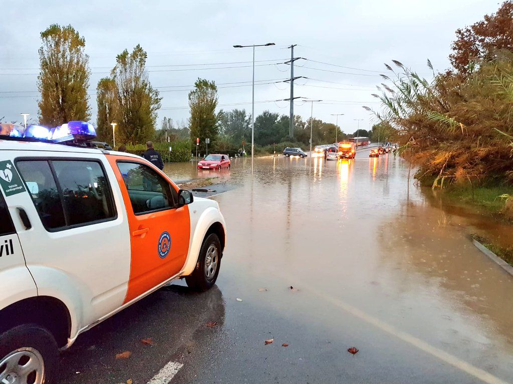 Inundacions a l'accés de l'Escola Thau FOTO: Ajuntament de Sant Cugat