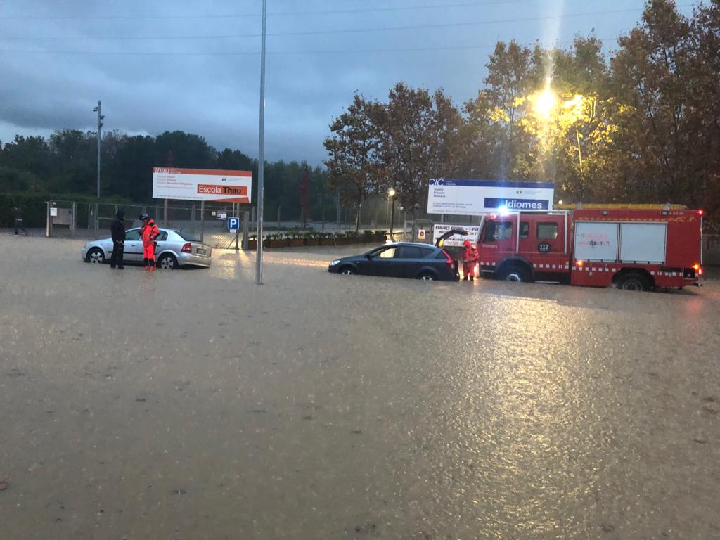 Els Bombers han hagut d'ajudar a 4 cotxes atrapats al  Thau FOTO: Cedida 