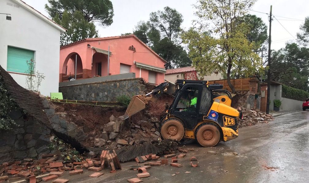 Mur caigut al carrer de Faisà de Valldoreix per les pluges de novembre. FOTO: EMD Valldoreix
