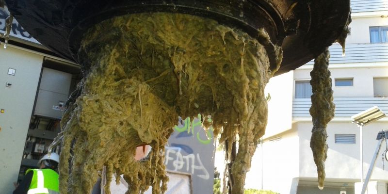 Detall d’una bomba de la xarxa de clavegueram obstruïda per tovalloletes FOTO: Cedida
