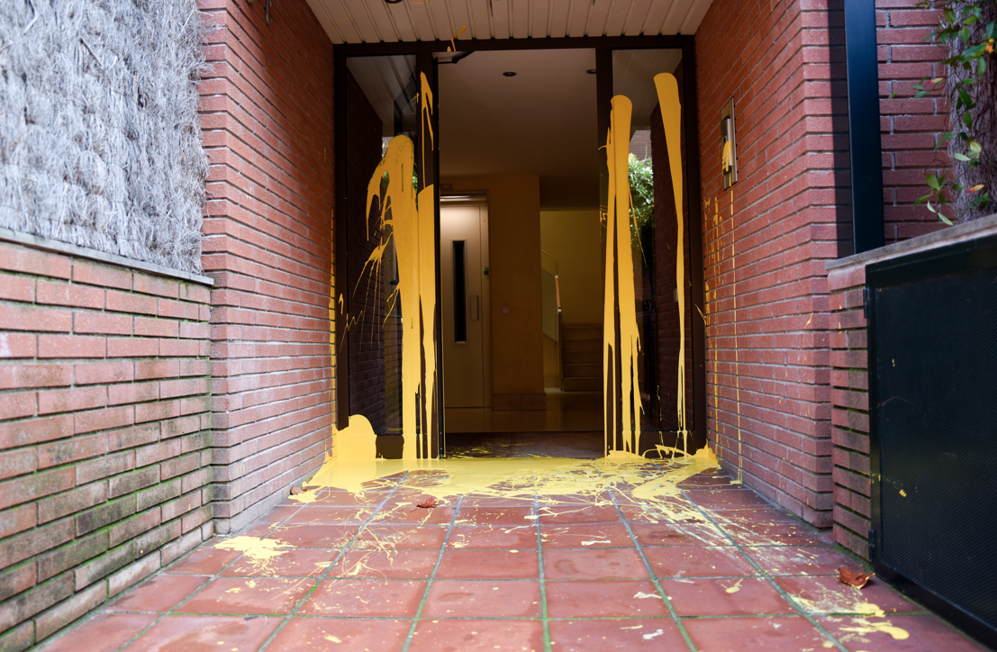 Així va quedar l'entrada del bloc d'habitatges on viu Llarena a Sant Cugat FOTO: Bernat Millet