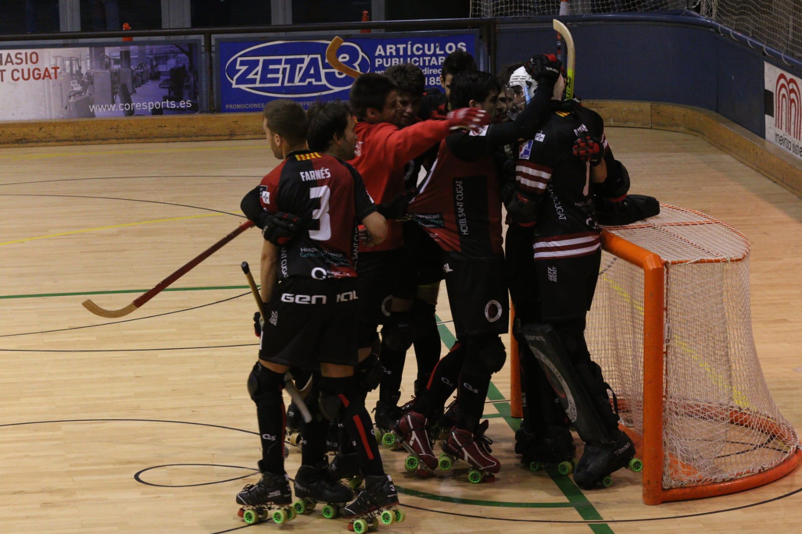 Els jugadors del Patí Hoquei Club Sant Cugat han celebrat la primera victòria a l'OK Lliga. FOTO: Lali Álvarez