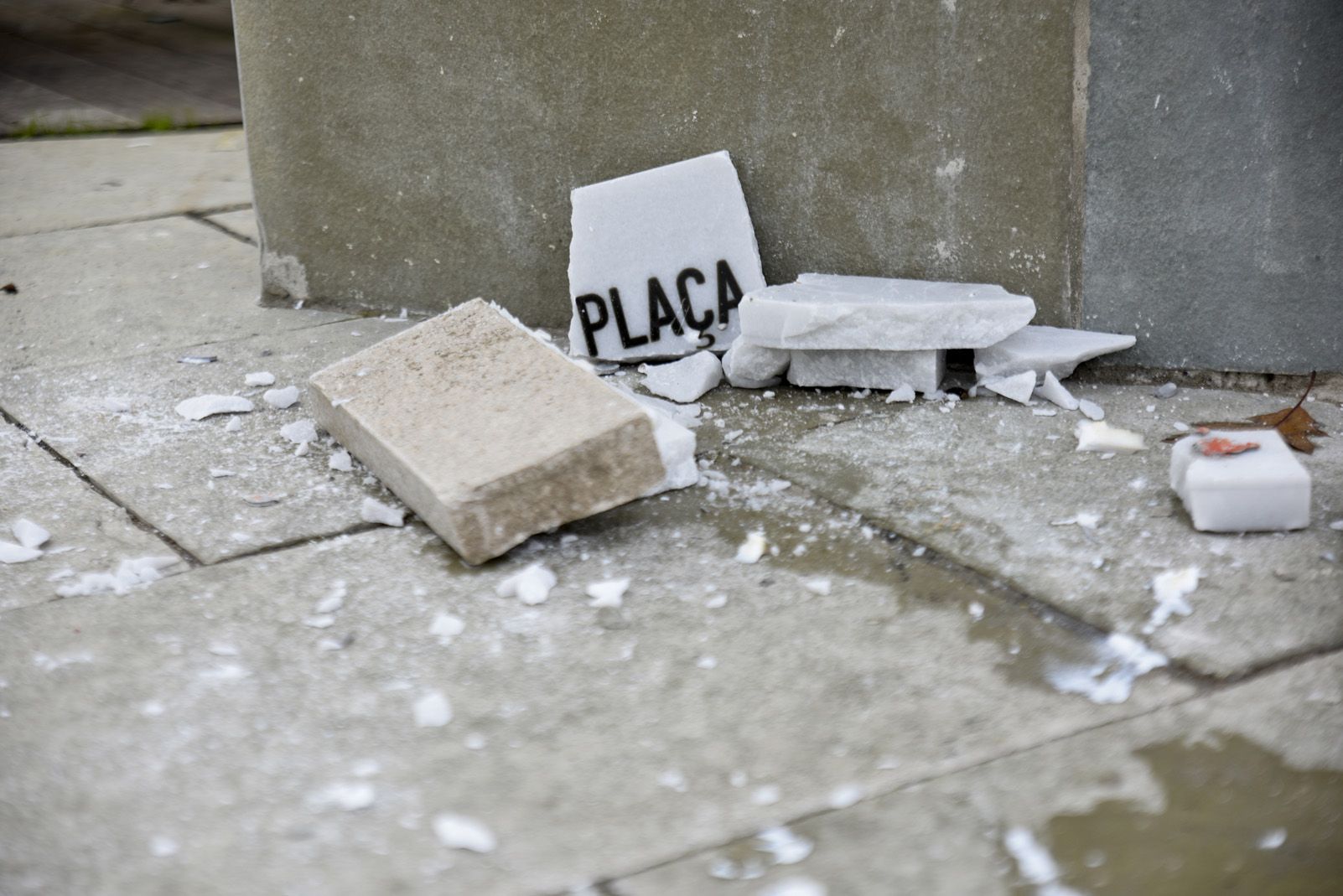 La placa ha acabat esmicolada FOTO: Bernat Millet