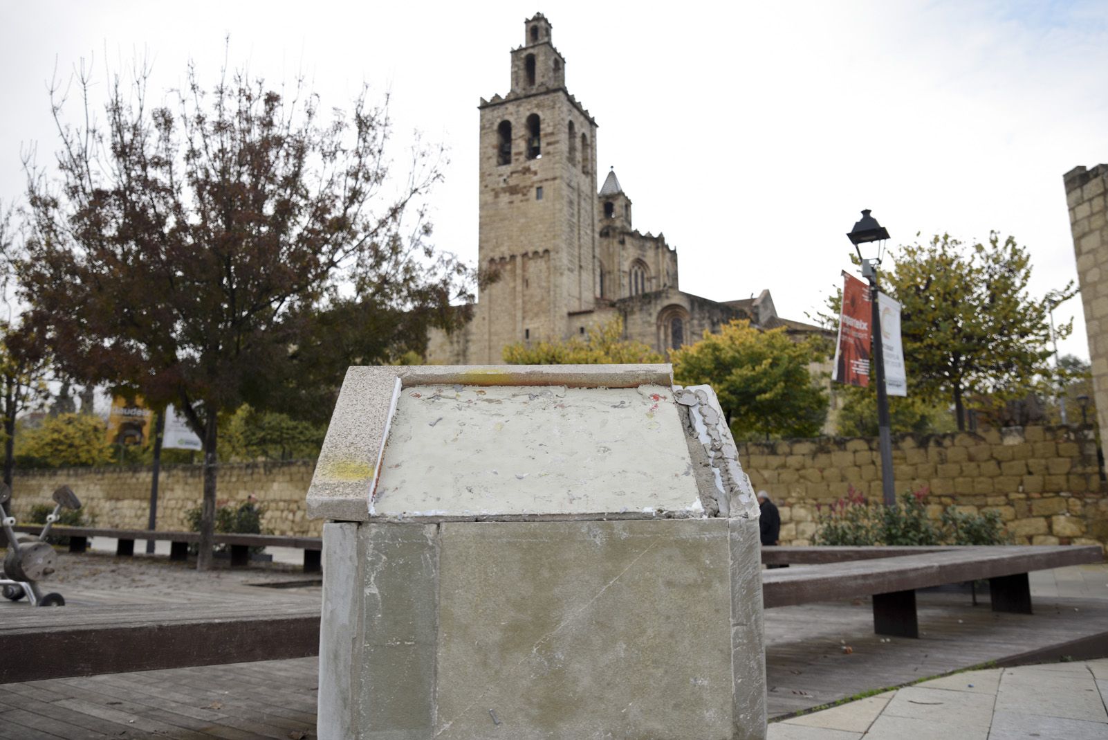 La placa de la plaça de l'U d'Octubre, novament destrossada FOTO: Bernat Millet