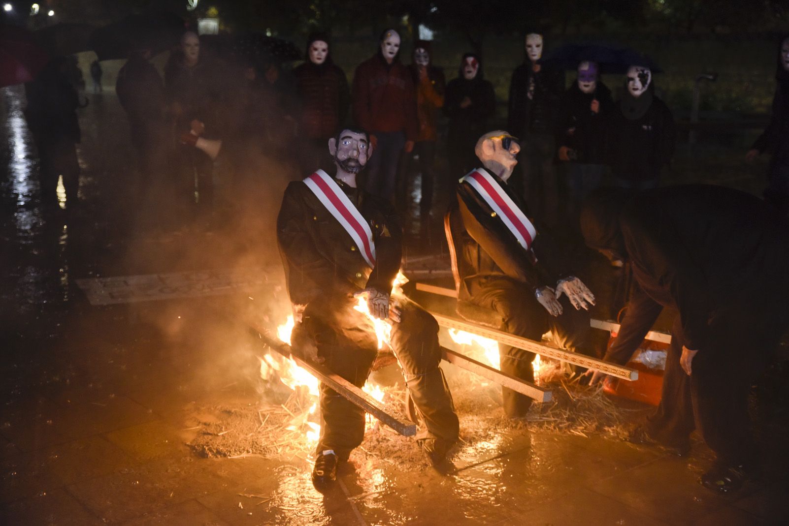 Els ninots del rei Felip VI i de Franco en el moment quan han estat cremats. FOTO: Bernat Millet