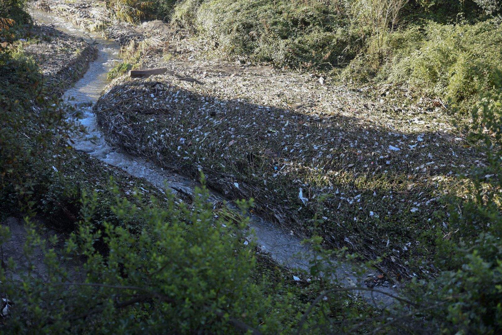 La riera de Vallvidrera, plena de plàstics FOTO: Bernat Millet