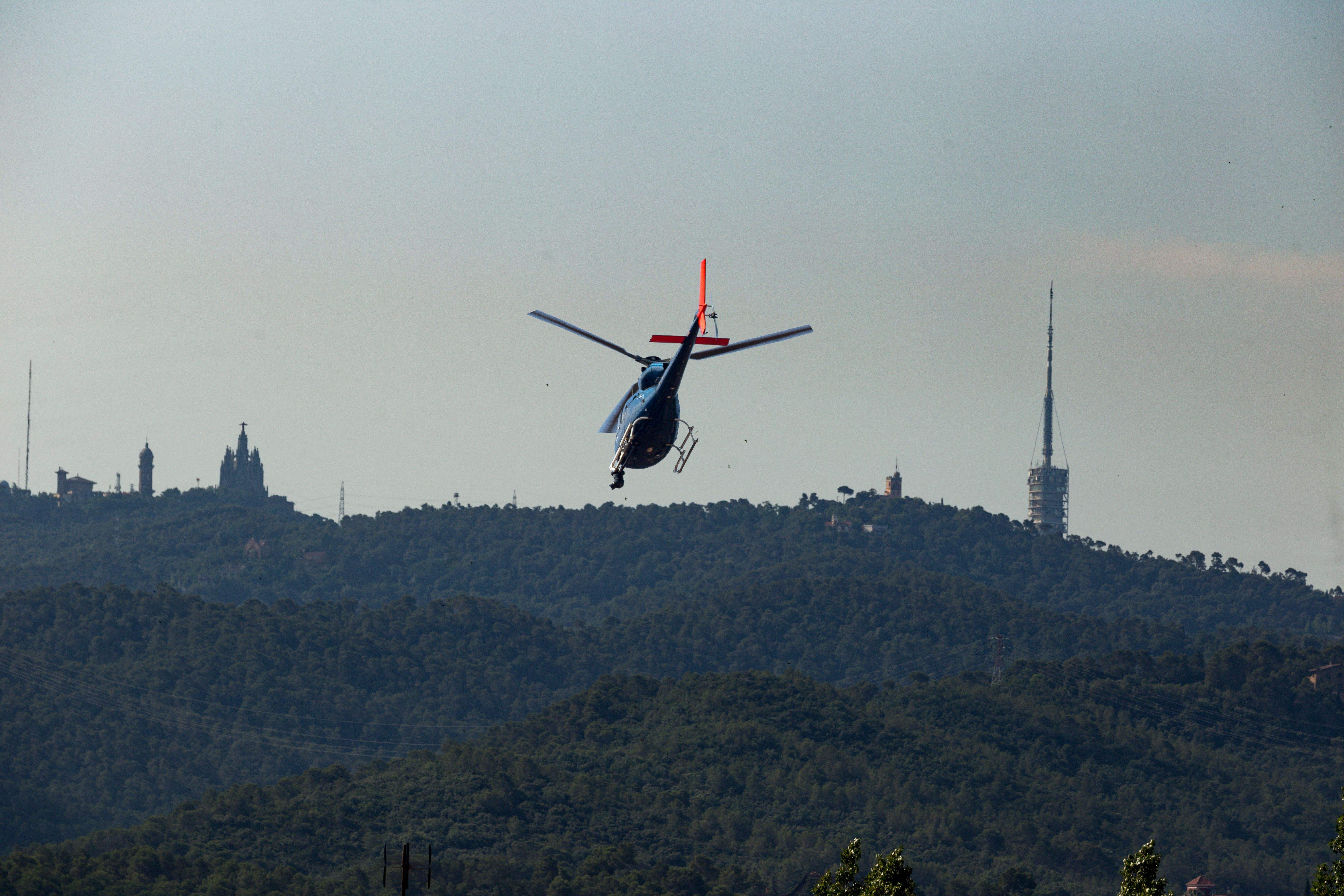 L'helicòpter dels Mossos d'Esquadra fent patrullatge sobre Collserola. FOTO: Eduardo Modrego