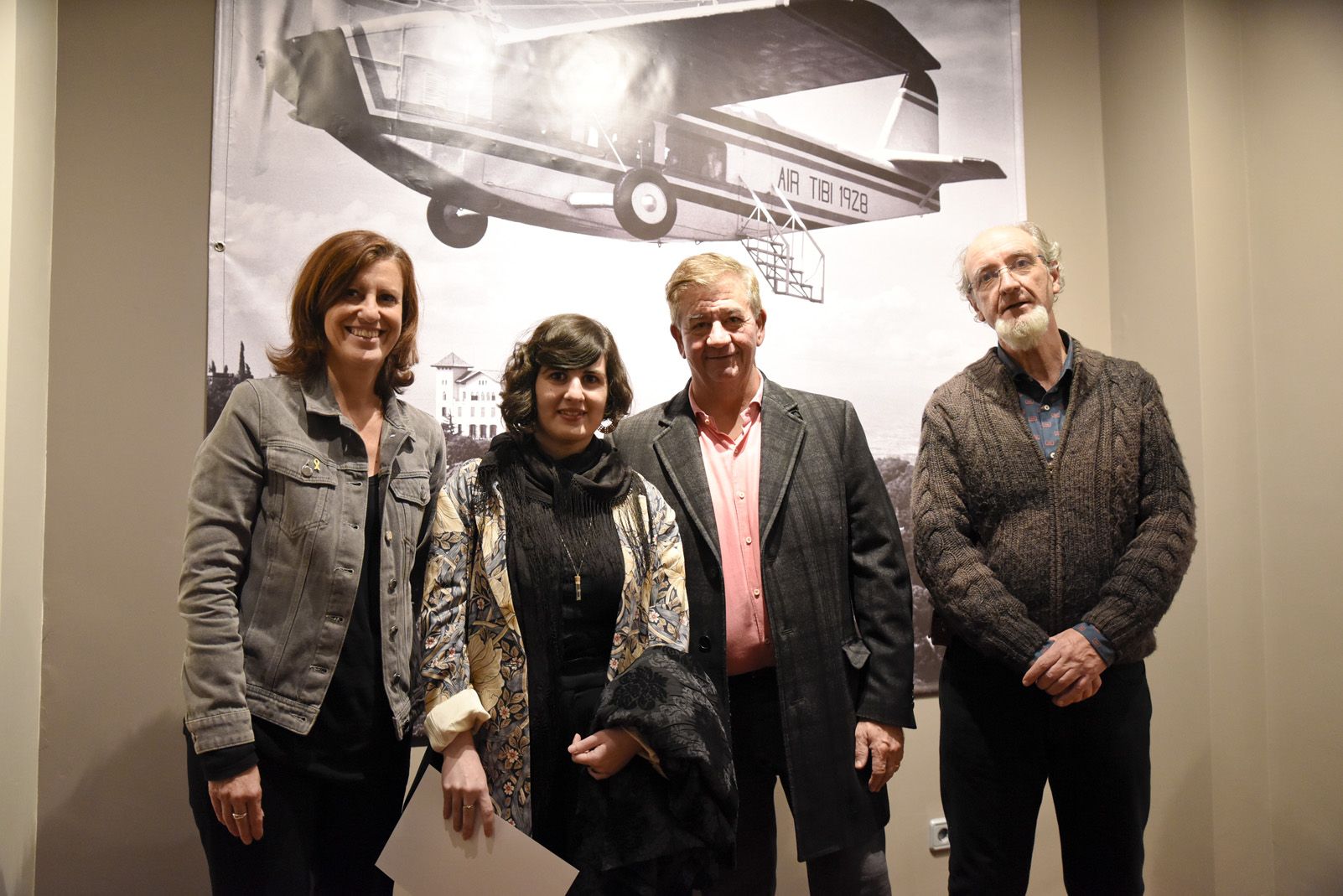La guanyadora de la 4a Beca de Joan Cabanas-Alibau (segona per l'esquerra), amb la regidora de Cultural, el president de Qgat Foto i el responsable de la Fundació Cabanas FOTO: Benat Millet