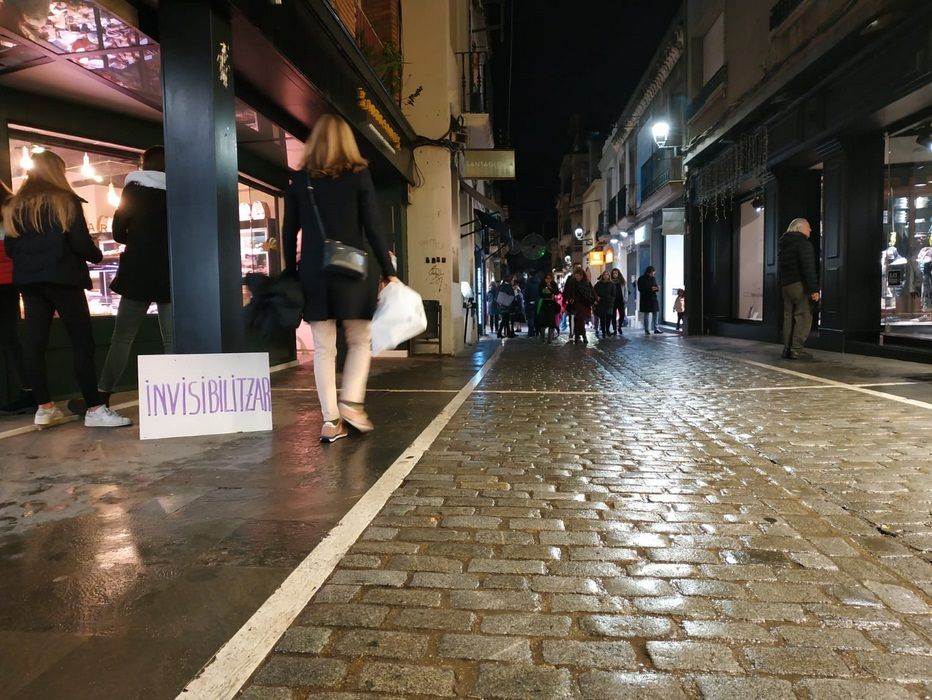 Acció d'ERC al carrer de Santa Maria contra la violència masclista. FOTO: Cedida