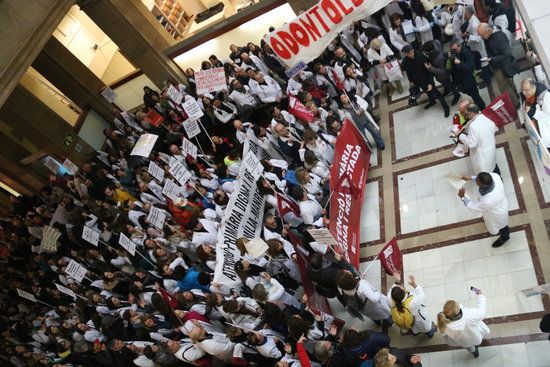 Pla general dels centenars de metges en vaga que han ocupat la seu de l'ICS el 26 de novembre del 2018 FOTO: ACN