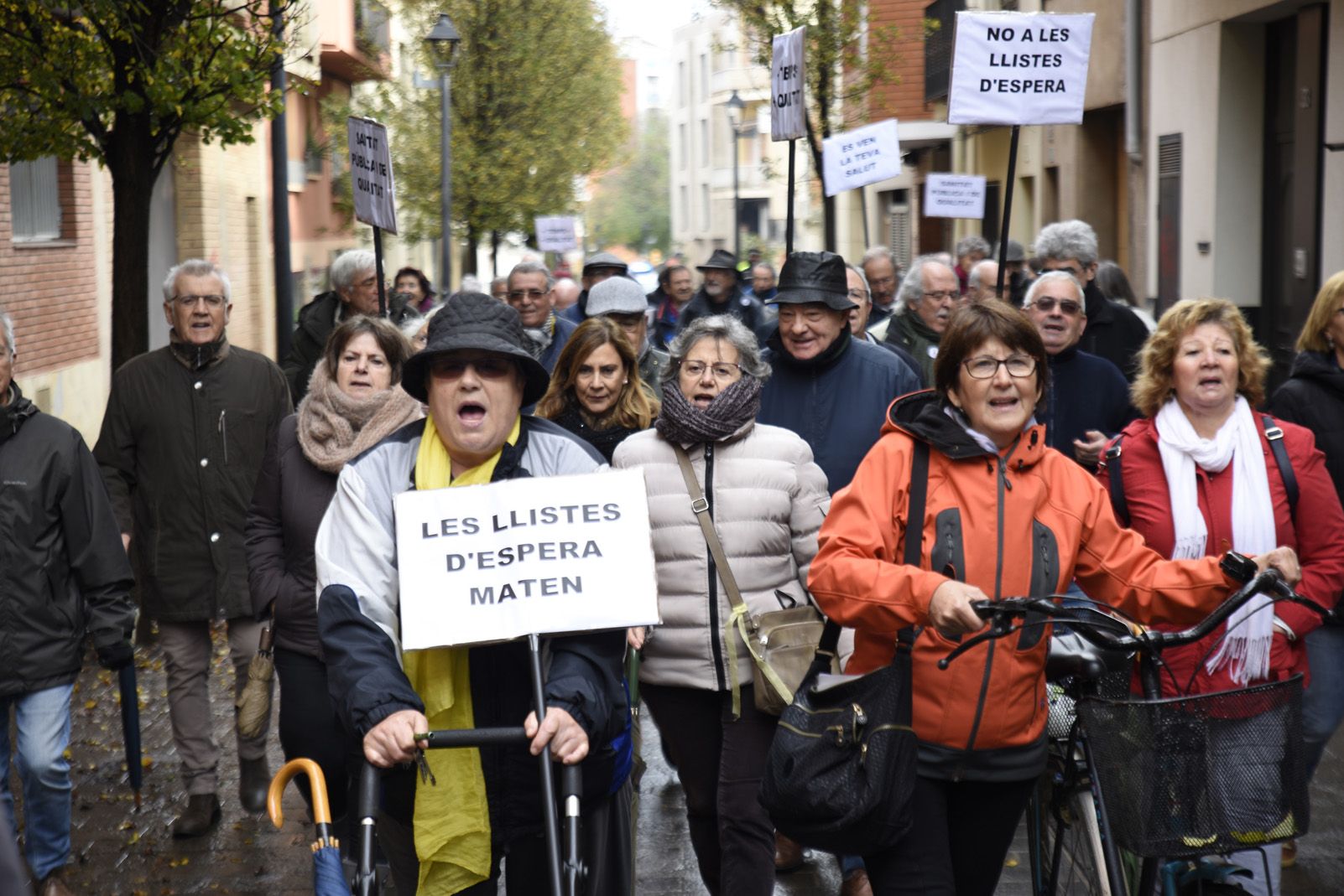 La Plataforma de Pensionistes es mobilitza en suport a la vaga de metges i reclama millores en el sistema de sanitat. FOTO: Bernat Millet