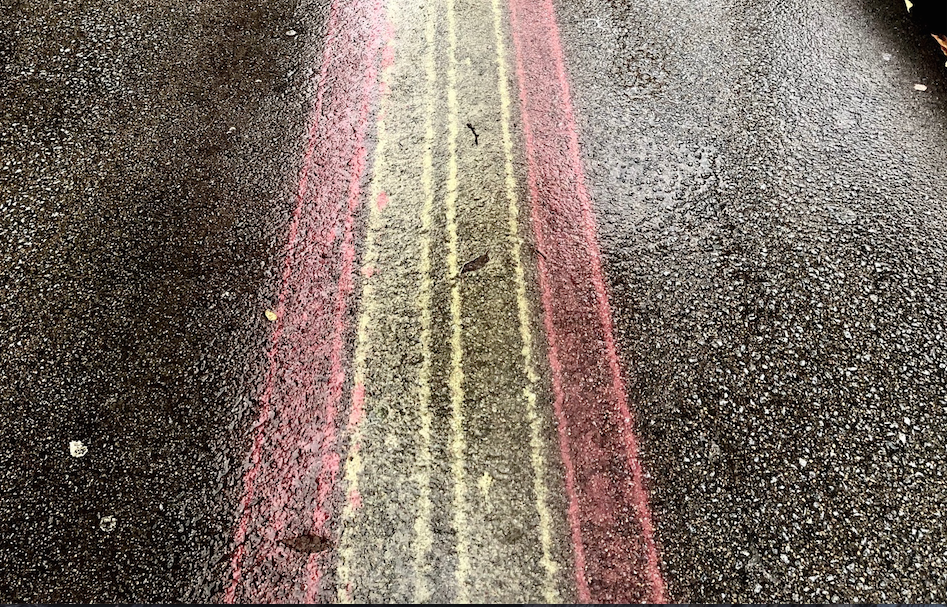 La bandera espanyola pintada a terra. FOTO: Cedida