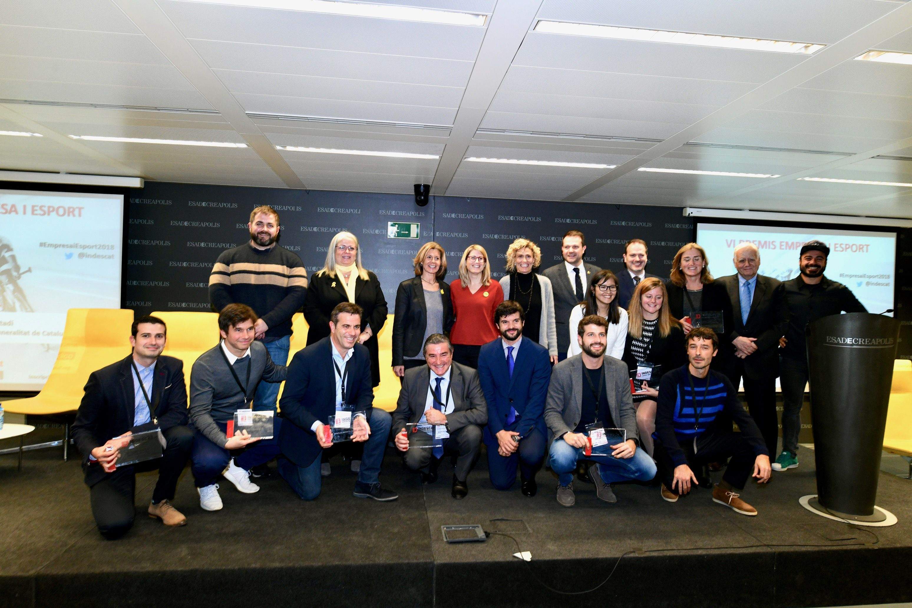 Ignasi Senabre, director comercial de Sports & Landscape, a baix, el quart per l'esquerre de la imatge, en la foto de família amb premiats i personalitats. FOTO: Localpres 