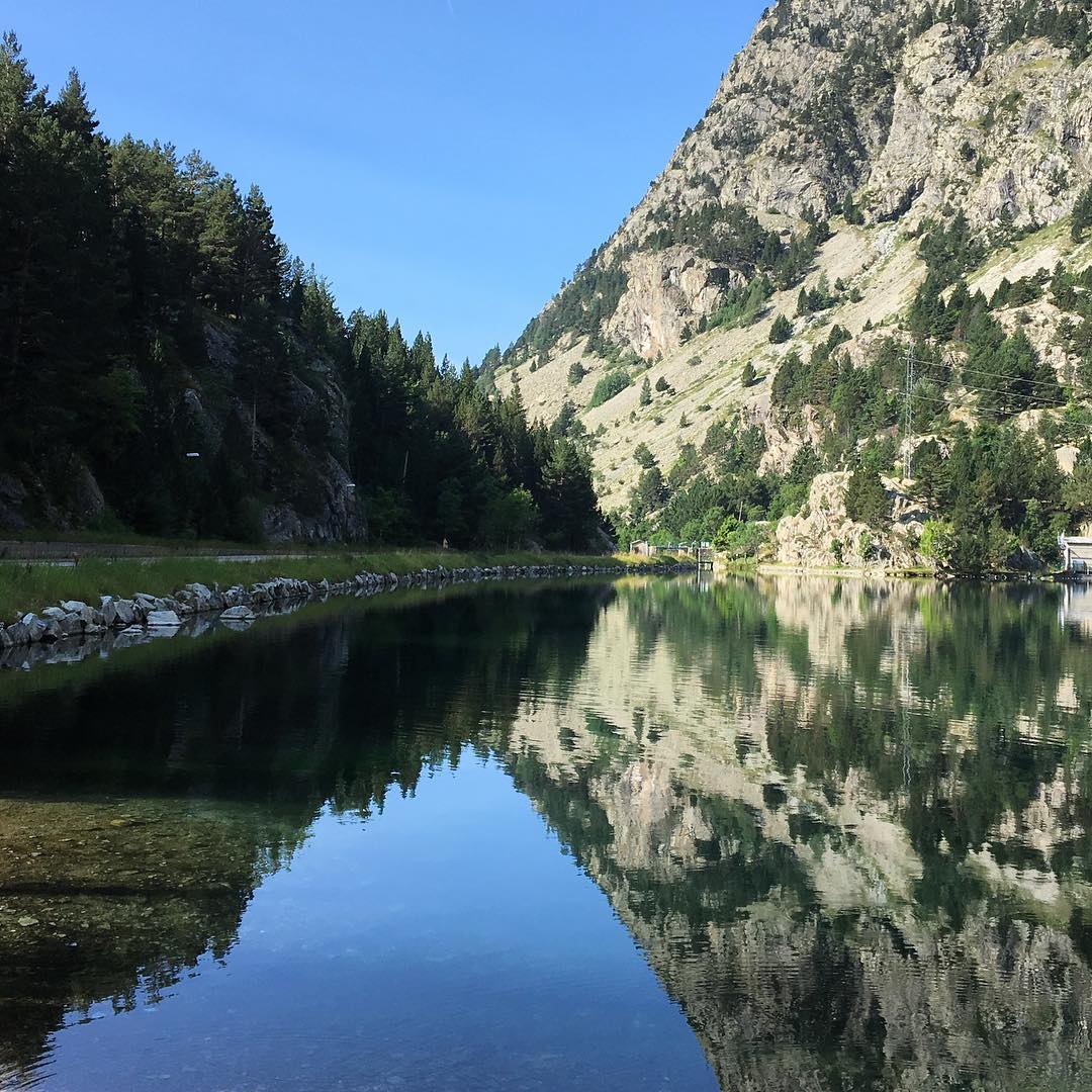 @gferrerf  "Muntanyes, vegetació, aigua..."
