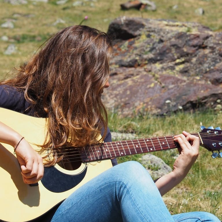 @idethbcn  "ENTRE MONTAÑAS Y VALLES, RECUERDO CUANDO ERA NIÑO. ENTRE RÍOS Y PRADERAS ONDEA FIRME UNA BANDERA..."