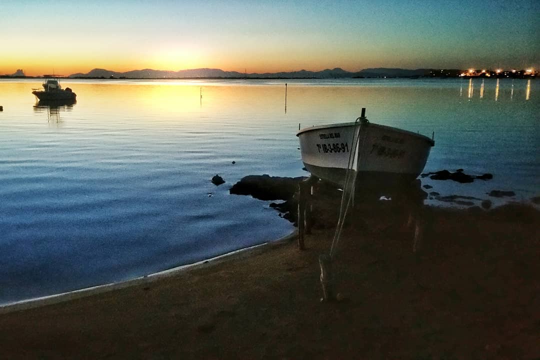 @joancm55 "Aquella sensació dels peus enfonsats a la sorra humida i freda mentre el cos i l'esperit s'omplen de llum i paisatges màgics...."